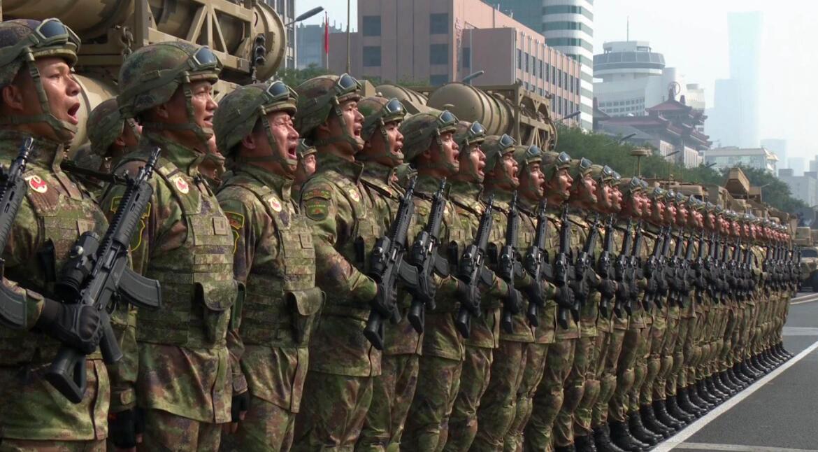 九三閱兵 新一代武器裝備震撼亮相九三閱兵中，新一代武器裝備的震撼亮相引起了廣泛關(guān)注。這些武器裝備代表了我國軍事科技的最新成果，展示了我國國防實(shí)力的強(qiáng)大和提升。其中包括一些新型戰(zhàn)斗機(jī)、導(dǎo)彈、坦克等武器裝備，這些裝備不僅在技術(shù)上有了很大的突破，同時(shí)也具備更強(qiáng)的實(shí)戰(zhàn)能力。