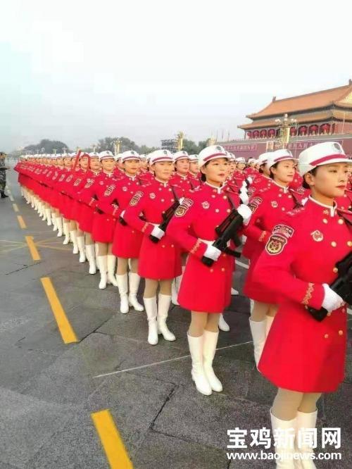 民兵方隊(duì)領(lǐng)隊(duì)：向右看時(shí)最震撼民兵方隊(duì)領(lǐng)隊(duì)，向右看齊的瞬間，震撼心靈的力量展現(xiàn)