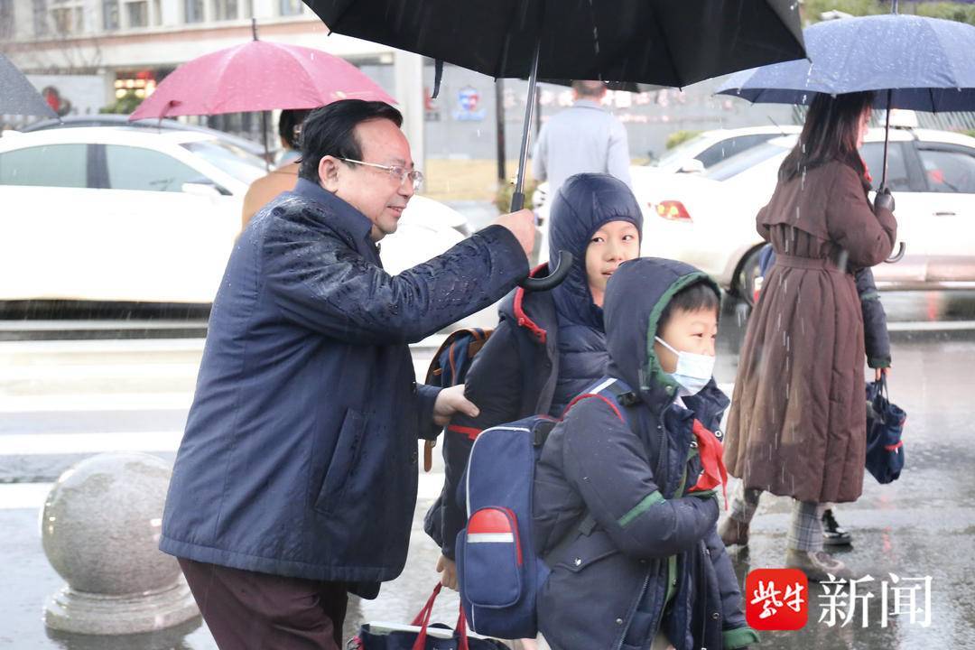 倆學生給校長撐傘反成精準澆頭倆學生給校長撐傘反成精準澆頭，校園趣事背后的深思