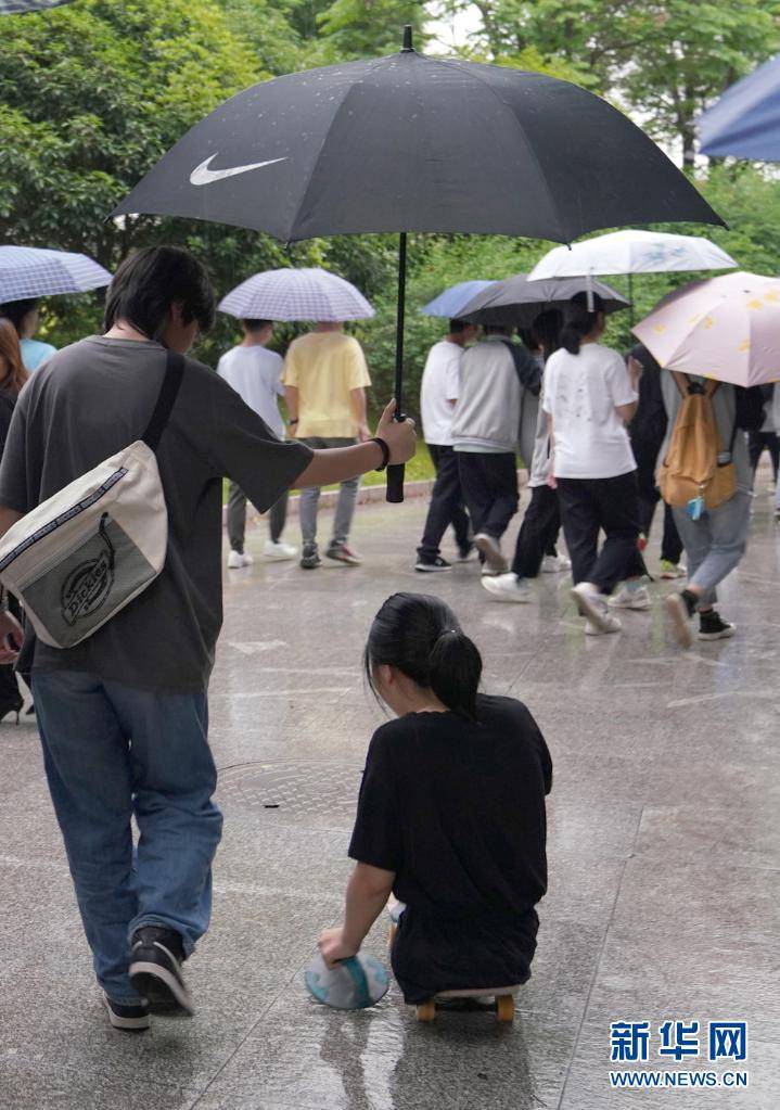 校長為學(xué)生撐傘校長為學(xué)生撐傘，溫暖的教育情懷與人文關(guān)懷