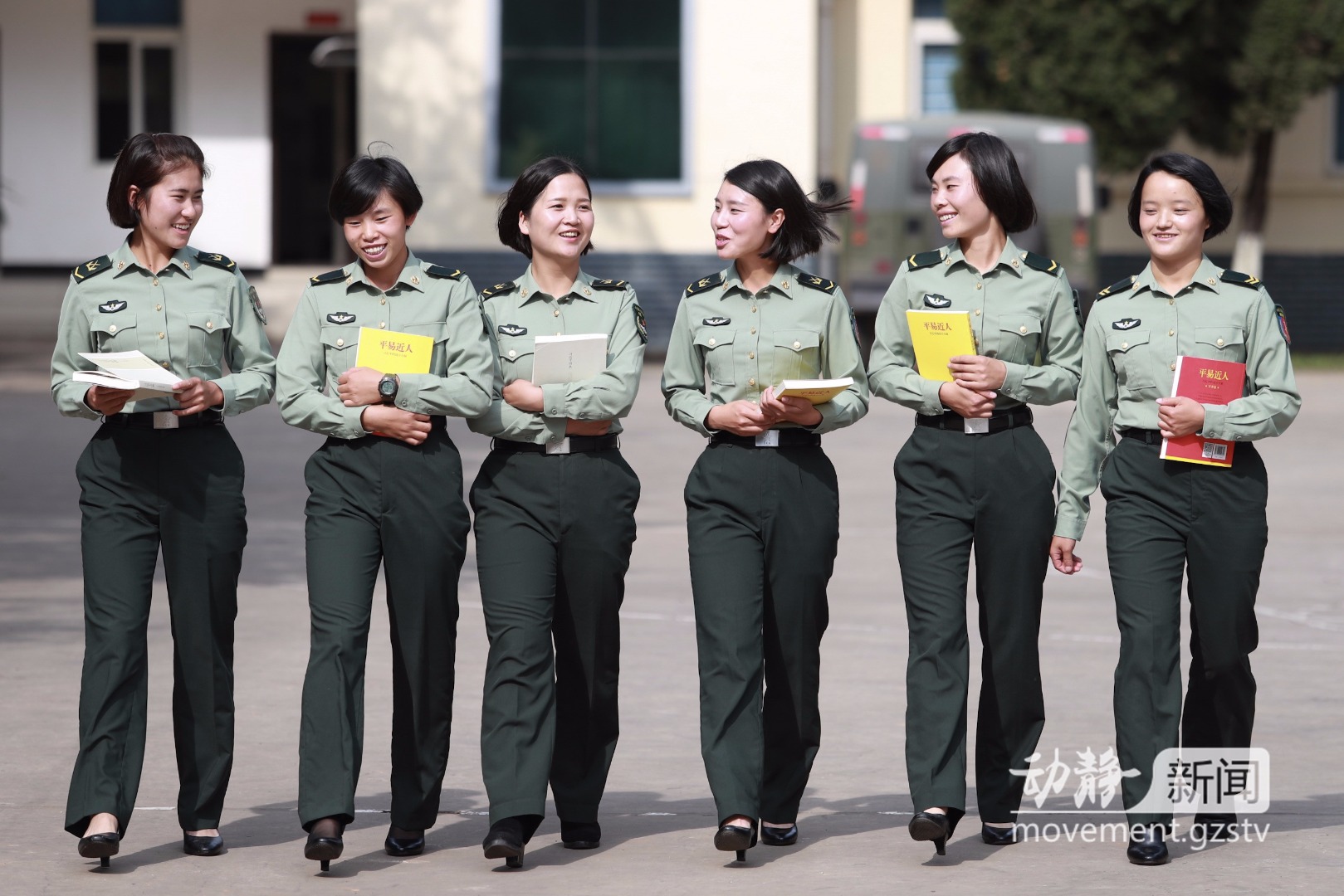 大學(xué)生女兵群體大學(xué)生女兵群體主要由年輕女性組成，她們通常具備較高的教育水平和良好的綜合素質(zhì)。她們選擇加入軍隊(duì)，可能是因?yàn)閷?duì)國(guó)家的熱愛、對(duì)軍事職業(yè)的向往、對(duì)自身能力的挑戰(zhàn)以及對(duì)個(gè)人成長(zhǎng)的追求等。