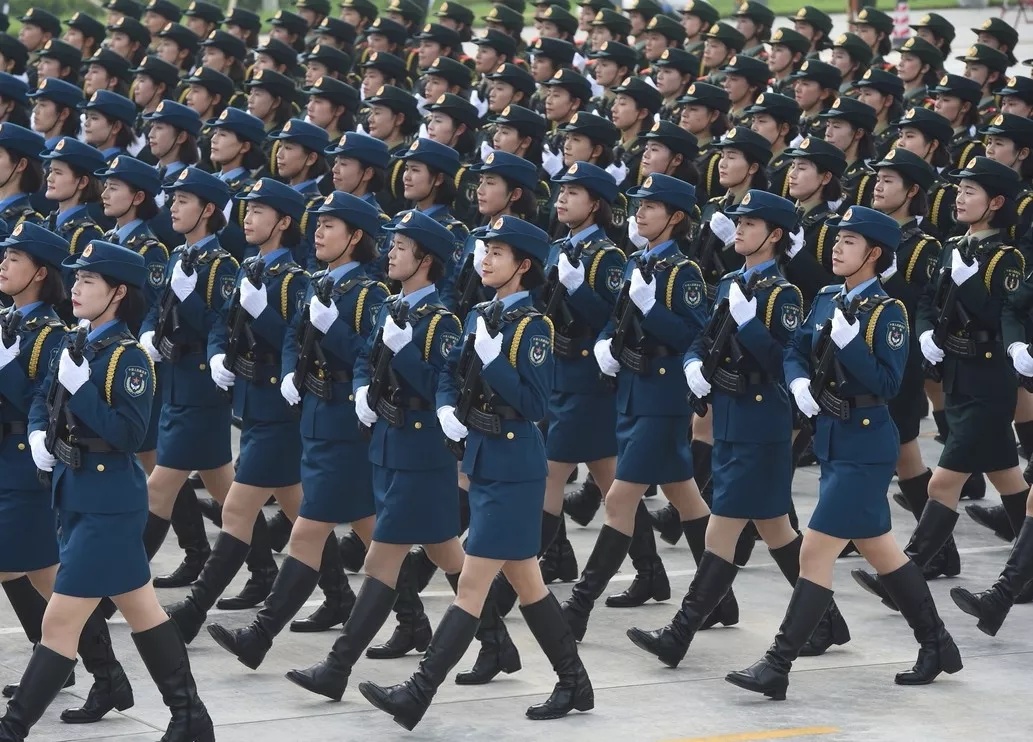 裝備方隊(duì)唯一“女教頭”超帥裝備方隊(duì)唯一女教頭，超越性別的帥氣風(fēng)采