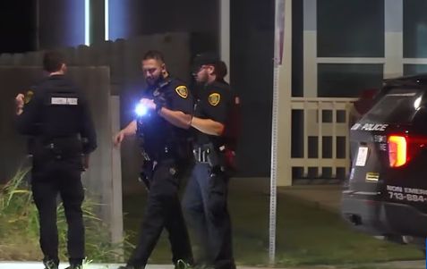 狂按鄰居門鈴被槍殺狂按鄰居門鈴引發(fā)的悲劇，一起槍殺案引發(fā)的深思