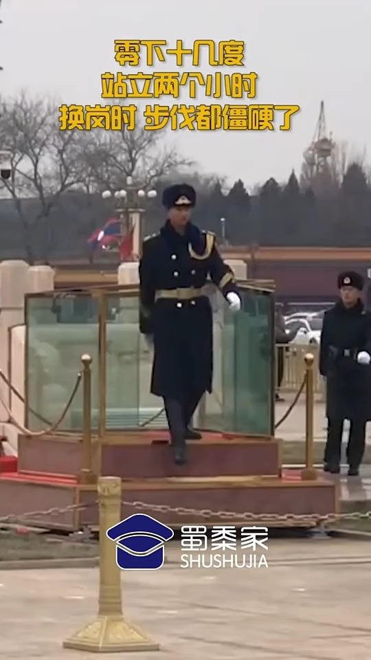 執(zhí)勤軍人紋絲不動(dòng) 阿姨不停給其扇風(fēng)執(zhí)勤軍人堅(jiān)守崗位，熱心阿姨默默送清涼——炎炎夏日的一股暖流