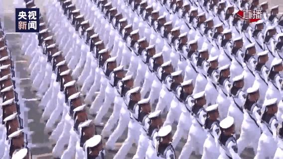 震撼！45張動圖帶你重溫閱兵1. 解放軍三軍儀仗隊(duì)通過天安門，步伐鏗鏘有力。