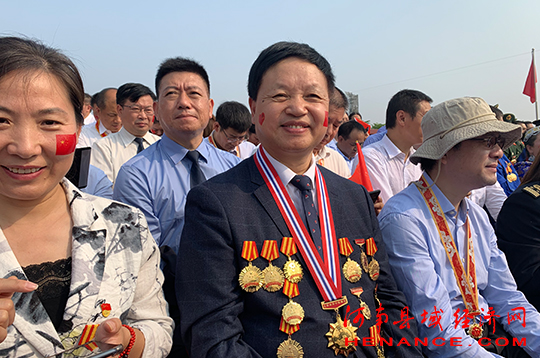 兒子帶老爸看閱兵兒子帶老爸觀看閱兵，傳承與榮耀的時刻