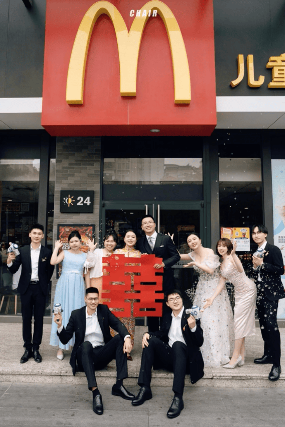 在麥當勞結(jié)婚辦酒席在麥當勞結(jié)婚辦酒席，新潮婚禮的別樣風情