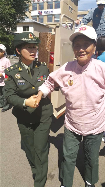 老人看閱兵哭腫了眼睛老人看閱兵時(shí)因?yàn)榍榫w激動(dòng)而哭泣，甚至導(dǎo)致眼睛腫脹的情況并不罕見(jiàn)。閱兵儀式上展示的軍隊(duì)力量、民族精神以及國(guó)家發(fā)展的成果往往能夠激發(fā)人們的愛(ài)國(guó)情感和自豪感，特別是對(duì)于經(jīng)歷過(guò)歷史變遷的老人來(lái)說(shuō)，這種情感可能更加深刻。