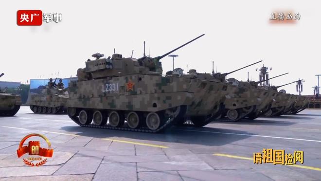 受閱戰(zhàn)車?yán)餅楹畏胖浑p新皮鞋閱兵式上，戰(zhàn)士們乘坐的戰(zhàn)車?yán)锓胖靡浑p新皮鞋的原因可能有以下幾點(diǎn)