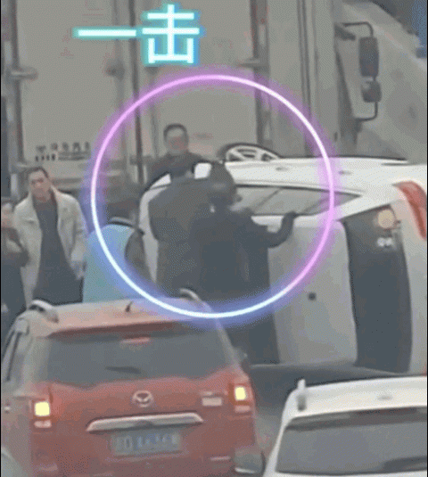 胳膊肘砸車窗玻璃使用胳膊肘砸車窗玻璃是一種緊急情況下可能采取的行動(dòng)，例如在車輛發(fā)生事故或遭遇其他危險(xiǎn)情況時(shí)，可能需要打破車窗以便逃生或?qū)で髱椭?。然而，這種行為應(yīng)該在絕對(duì)必要的情況下才進(jìn)行，并且需要注意以下幾點(diǎn)