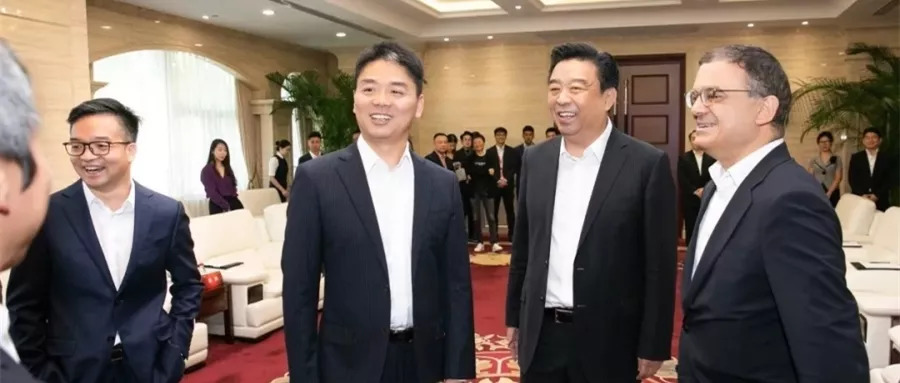 時隔近20年 劉強(qiáng)東再辦\"用戶見面會\"是的，時隔近20年后，劉強(qiáng)東再次舉辦了用戶見面會。這次活動是在他擔(dān)任董事長的京東集團(tuán)舉辦的，目的是為了與消費(fèi)者、合作伙伴以及員工進(jìn)行交流，共同探討京東未來的發(fā)展。這也是劉強(qiáng)東對于客戶關(guān)系和企業(yè)文化的一種重視，表明他非常重視消費(fèi)者的反饋和意見，希望通過這樣的活動來更好地了解消費(fèi)者的需求和期望，從而不斷提升企業(yè)的服務(wù)質(zhì)量和競爭力。