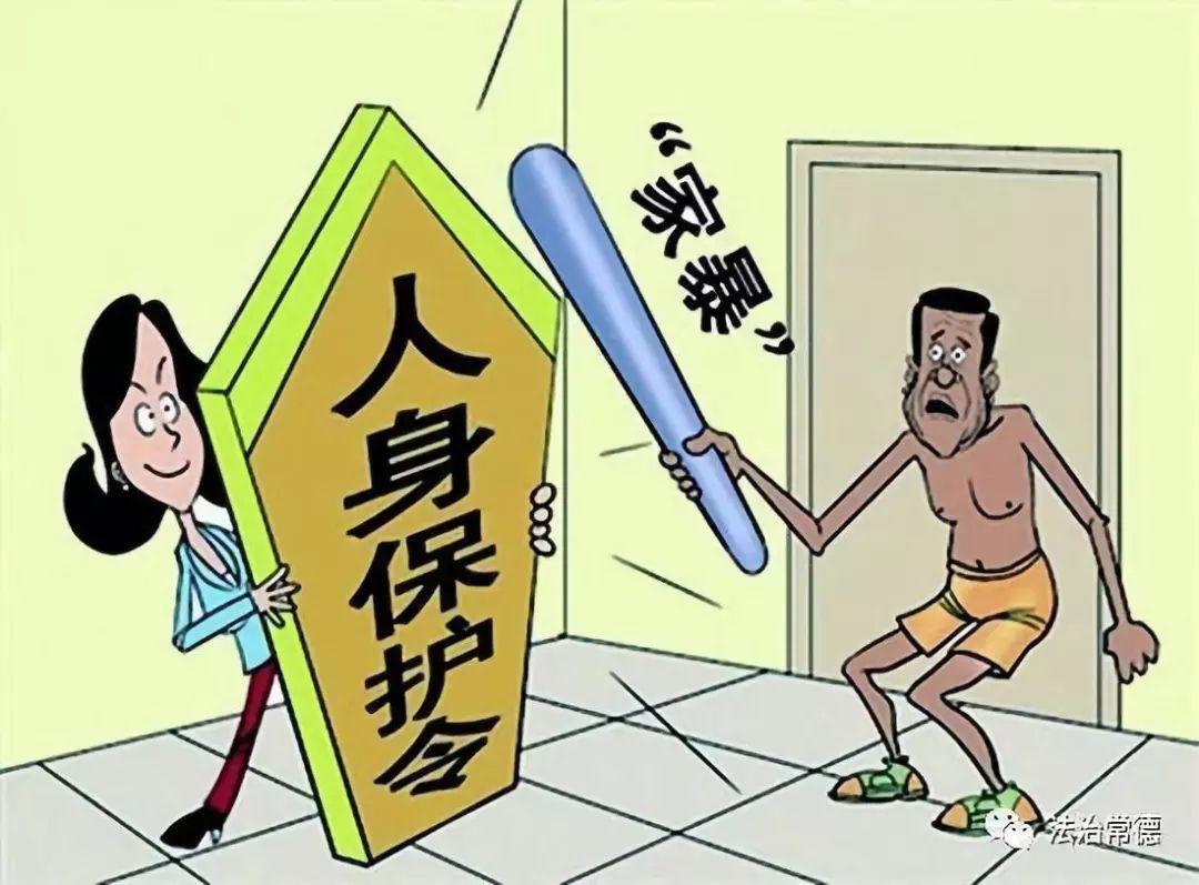 因家庭瑣事,男子用水壺砸向女子這種行為是不應(yīng)該發(fā)生的，無論是出于什么原因，暴力行為都是不可接受的。家庭瑣事應(yīng)該通過溝通、協(xié)商和妥協(xié)來解決，而不是通過暴力行為來解決問題。暴力行為不僅會傷害受害者的身體和心理，還會破壞家庭的和諧和穩(wěn)定。