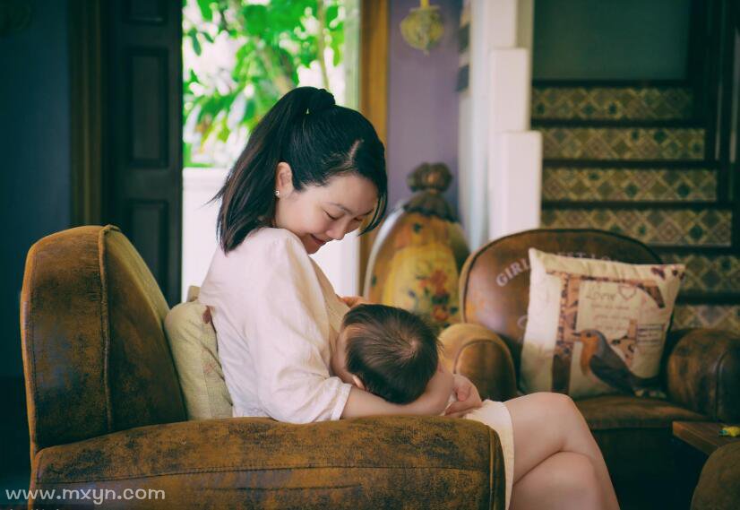 夢見抱別人的小孩暍自己奶夢境中的溫情擁抱，夢見抱別人的小孩喝自己奶的深層解讀