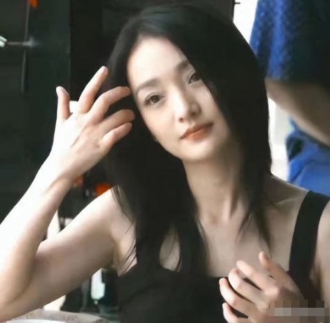 女星閑聊喊看鏡頭立馬切回營業(yè)狀態(tài)