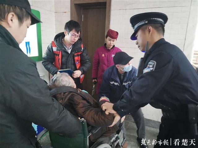 老人乘扶梯摔倒,路人一個動作幫其脫險據(jù)報道，一位老人在乘坐扶梯時摔倒了，這時一位熱心的路人迅速且準確地采取了一個關(guān)鍵動作來幫助老人脫險。這個關(guān)鍵動作是