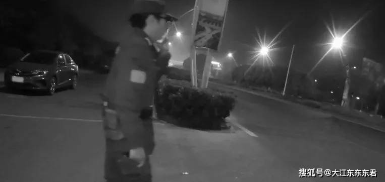 夜晚路中現(xiàn)直立男子夜晚路中現(xiàn)直立男子，神秘現(xiàn)象的背后