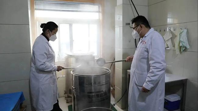 山東菏澤一中學(xué)初一多達(dá)94個(gè)班山東菏澤一中學(xué)初一規(guī)?？涨皵U(kuò)大，多達(dá)94個(gè)班級(jí)，教育資源配置需關(guān)注