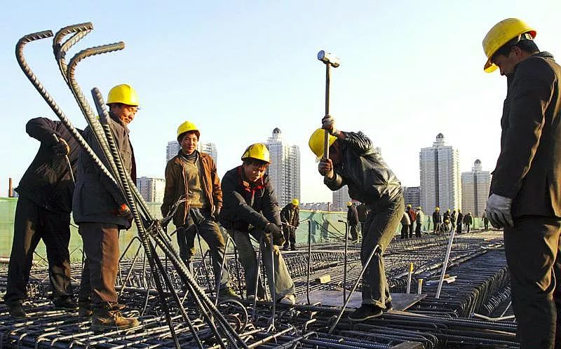 描寫(xiě)建筑工人的文章建筑工人的壯麗詩(shī)篇，辛勤、堅(jiān)韌與不凡的篇章