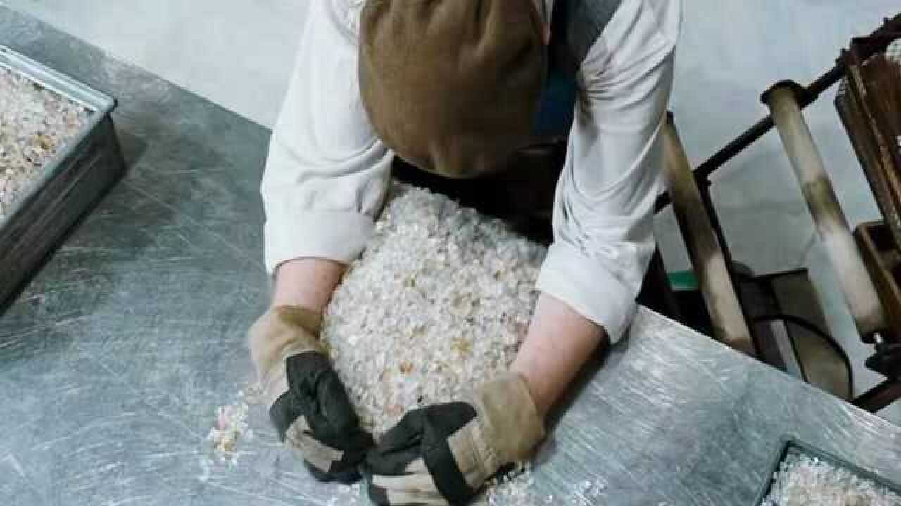 鐘點(diǎn)工順走雇主65萬(wàn)彩鉆2萬(wàn)賣掉鐘點(diǎn)工順走雇主價(jià)值65萬(wàn)的彩鉆并以2萬(wàn)的價(jià)格賣掉，這是一種嚴(yán)重的違法行為。