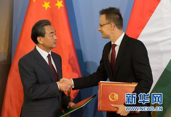 王毅送匈牙利外長(zhǎng)一雙國(guó)產(chǎn)跑鞋王毅送匈牙利外長(zhǎng)一雙國(guó)產(chǎn)跑鞋，文化交流的暖心之舉