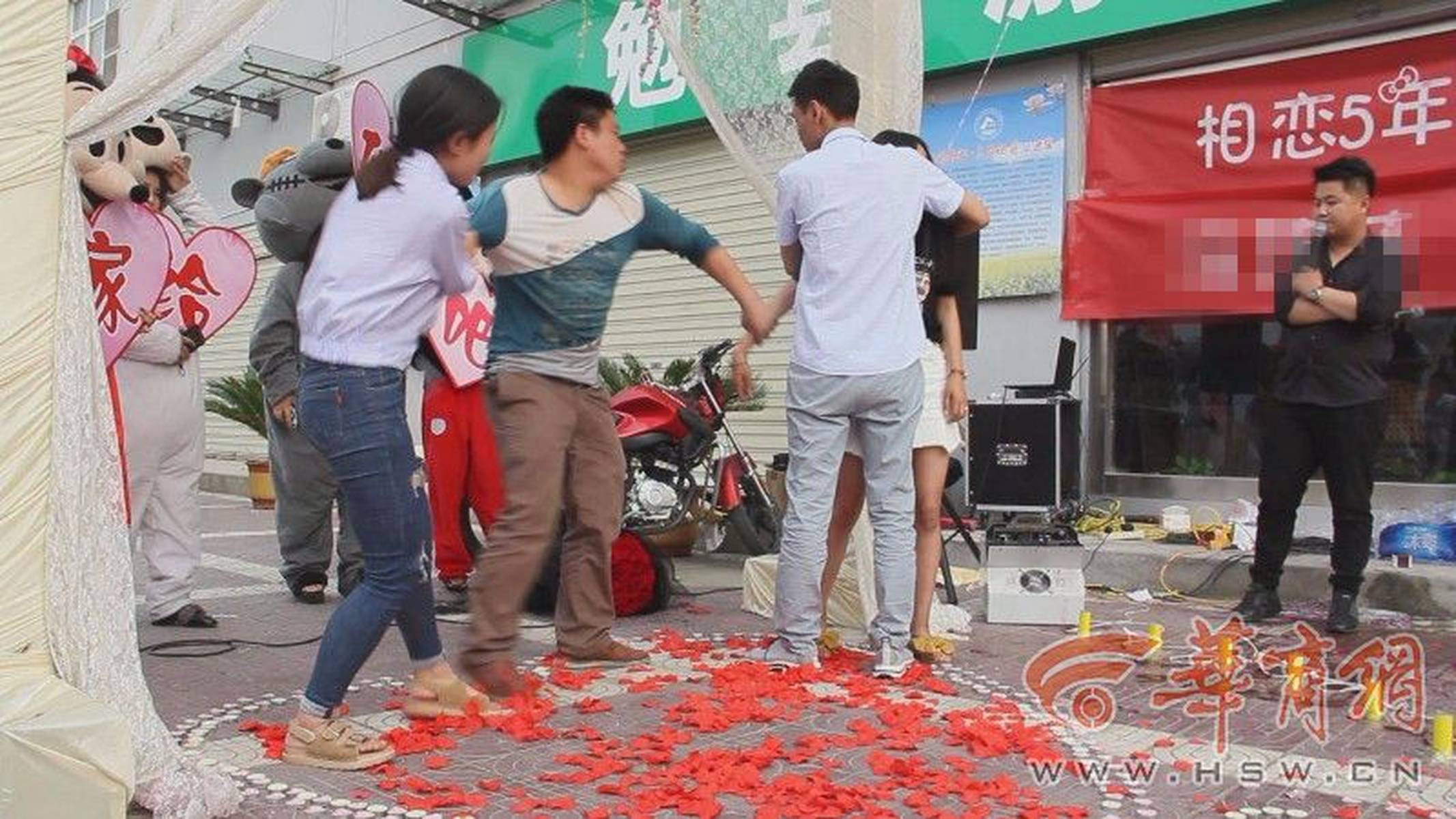 策劃低俗求婚被行拘策劃低俗求婚引發(fā)爭(zhēng)議，當(dāng)事人被行政拘留