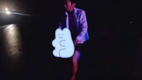 夜晚路中現(xiàn)直立男子如果在夜晚路上看到一個(gè)直立男子，首先要保持冷靜和警覺(jué)。這可能是個(gè)普通的行人，但也可能是其他情況。以下是一些建議