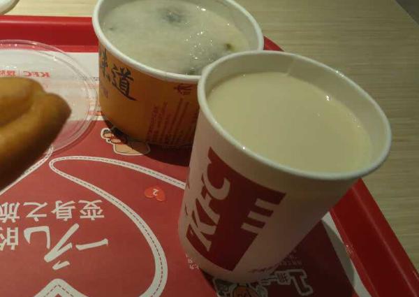 肯德基冰豆?jié){比熱豆?jié){貴1元揭秘肯德基冰豆?jié){比熱豆?jié){貴1元的背后原因