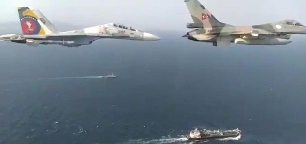 委內(nèi)瑞拉2架F-16掛載武器飛越美軍艦委內(nèi)瑞拉兩架F-16戰(zhàn)機掛載武器飛越美軍艦上空，展現(xiàn)軍事實力