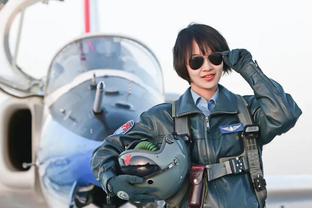 閱兵最颯女機長回應(yīng)刷屏全網(wǎng)閱兵最颯女機長回應(yīng)刷屏全網(wǎng)