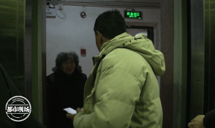 老人電梯滑倒求幫扶如果看到有人在電梯里滑倒并需要幫助，應該立即采取行動。以下是一些可能的步驟