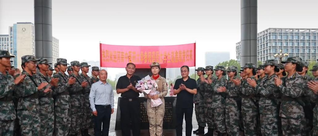 參加閱兵后光榮歸校參加閱兵后光榮歸校是一種令人振奮的經(jīng)歷。閱兵通常是一種展示國(guó)家和軍隊(duì)力量、榮譽(yù)和團(tuán)結(jié)的盛大儀式，參與其中的人們會(huì)感受到強(qiáng)烈的榮譽(yù)感和自豪感。