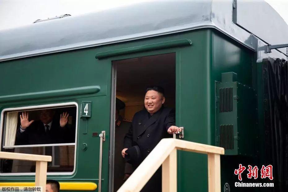 金正恩和女兒返程列車內(nèi)部照公開金正恩與女兒同乘列車內(nèi)部照片曝光，一段溫馨的旅程時光