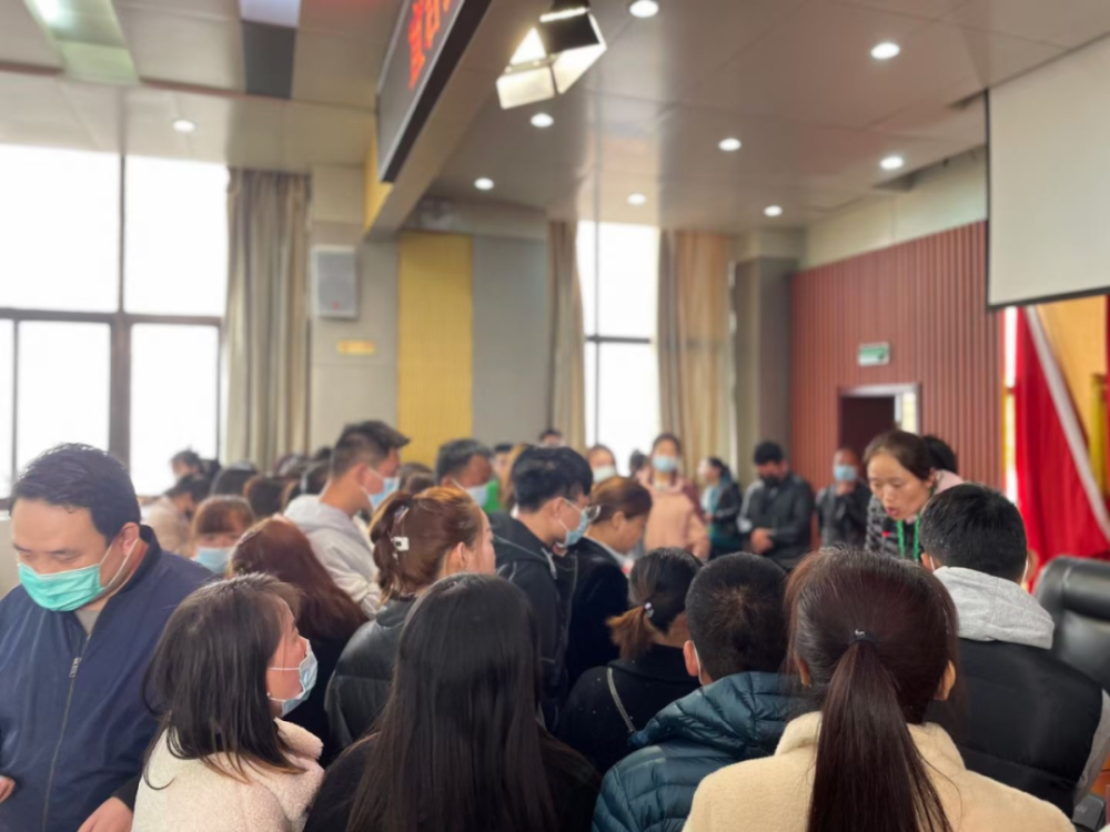 盲人企業(yè)家?guī)涂h政府墊資千萬(wàn)收不回關(guān)于盲人企業(yè)家為縣政府墊資千萬(wàn)卻收不回的問(wèn)題，這是一個(gè)涉及商業(yè)和政府合作的復(fù)雜情況，需要具體分析。