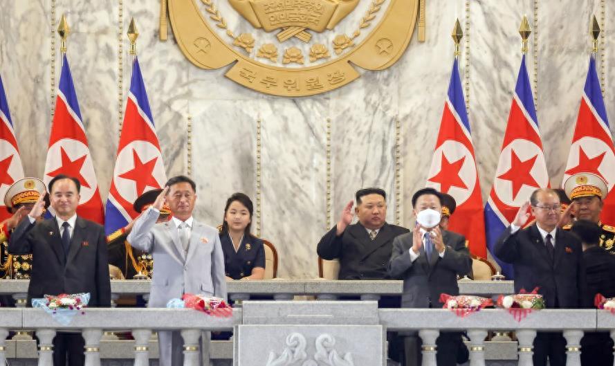 他在閱兵現(xiàn)場留下不能露面的照片他在閱兵現(xiàn)場留下的秘密照片，隱匿面容的真實(shí)記錄
