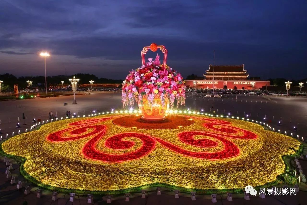 天安門廣場上的兩塊大屏都播了什么天安門廣場上的兩塊大屏播放的內容會根據不同的活動和節(jié)日進行更換。例如，慶祝中華人民共和國成立七十周年時，播放的是慶?；顒拥南嚓P視頻和圖片。此外，還會播放一些政治宣傳內容、國家重要活動的直播等。