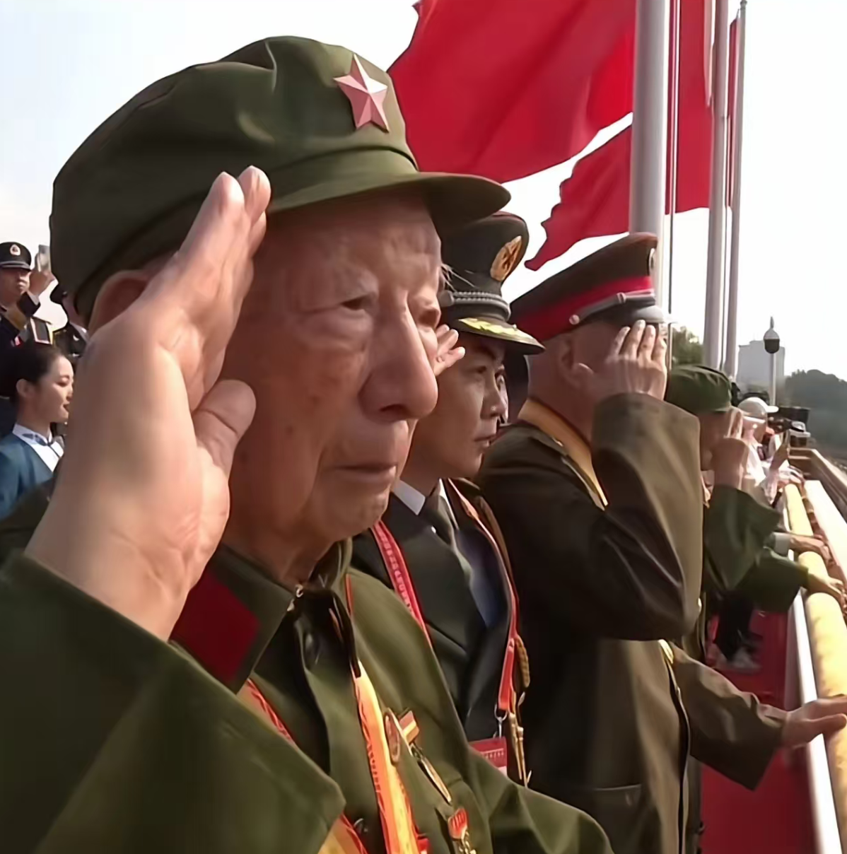 閱兵抗戰(zhàn)老兵敬禮閱兵抗戰(zhàn)老兵敬禮——銘記歷史，致敬英雄