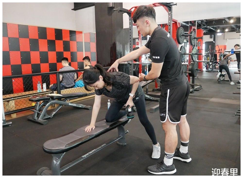健身教練打?qū)W員健身教練打?qū)W員是不道德和不合適的行為。健身教練的職責是幫助學員達到健身目標，提供指導和支持，而不是傷害學員。打人行為不僅違反了職業(yè)道德，還可能構(gòu)成違法行為。