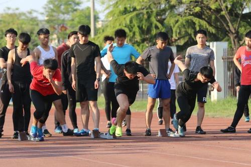 體育生大學(xué)可以做的兼職體育生大學(xué)的兼職之路，探索與機(jī)遇