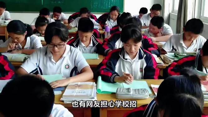 山東菏澤一中學(xué)初一多達(dá)94個(gè)班山東菏澤一中學(xué)初一規(guī)模龐大，多達(dá)94個(gè)班級(jí)——教育資源的豐富與分配
