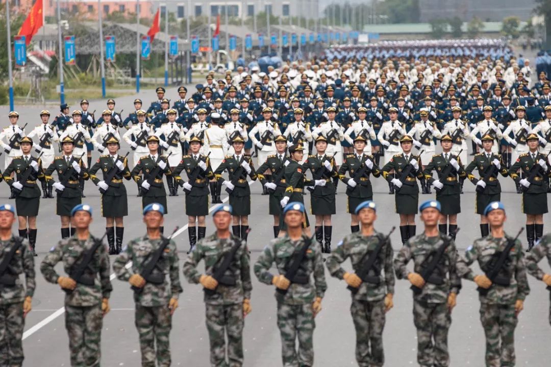 閱兵式全程閱兵式全程，一場(chǎng)盛大的視覺(jué)盛宴