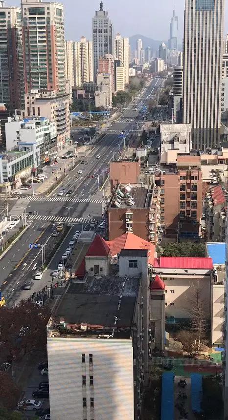 南京商場現(xiàn)狀南京商場的現(xiàn)狀呈現(xiàn)出以下幾個(gè)特點(diǎn)