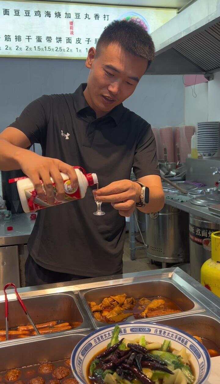 面館茅臺配版面套餐面館茅臺配版面套餐可能是一個結(jié)合了傳統(tǒng)面食和高端白酒的特別餐飲套餐。