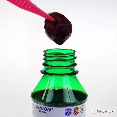 碘伏是否可以消毒碘伏可以消毒。它是一種常見的消毒劑，通常用于皮膚表面的消毒。碘伏中的碘元素可以破壞細(xì)菌或病毒的外膜，從而殺死細(xì)菌或病毒。因此，當(dāng)皮膚表面出現(xiàn)傷口或感染時，可以使用碘伏進(jìn)行消毒處理。但請注意，對于特定類型的傷口或感染情況，最好咨詢醫(yī)生或?qū)I(yè)人士的建議。