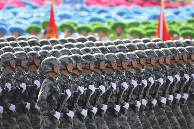 閱兵時候閱兵時候通常指的是國家或地區(qū)舉行重大慶典、紀(jì)念活動或其他重要場合時進(jìn)行軍事檢閱的時刻。這些閱兵活動一般會有軍隊接受檢閱，展示國家的軍事實力和軍事裝備，彰顯國家的榮譽(yù)和尊嚴(yán)。閱兵式通常包括一系列的儀式和環(huán)節(jié)，如士兵方陣、武器裝備展示、飛行表演等。具體的閱兵時間和地點(diǎn)取決于國家或地區(qū)的安排和計劃。