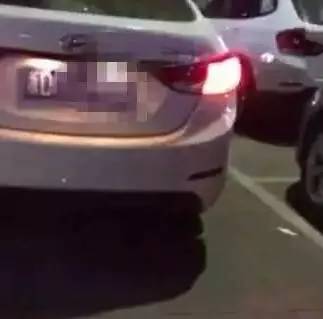 網(wǎng)約車(chē)被抓會(huì)拘留嗎網(wǎng)約車(chē)被抓可能會(huì)拘留。如果網(wǎng)約車(chē)沒(méi)有營(yíng)運(yùn)證、司機(jī)沒(méi)有從業(yè)資格證或車(chē)輛不符合規(guī)定，都屬于非法營(yíng)運(yùn)，會(huì)被執(zhí)法人員現(xiàn)場(chǎng)扣留車(chē)輛并扣留相關(guān)證件，同時(shí)也會(huì)受到罰款的處罰。具體的處罰措施取決于當(dāng)?shù)氐恼吆头ㄒ?guī)。建議咨詢當(dāng)?shù)氐慕煌ú块T(mén)或相關(guān)機(jī)構(gòu)，了解具體的法規(guī)和政策。同時(shí)，為了避免被抓，建議確保網(wǎng)約車(chē)平臺(tái)合法合規(guī)，車(chē)輛和司機(jī)都具備相應(yīng)的資質(zhì)和證件。