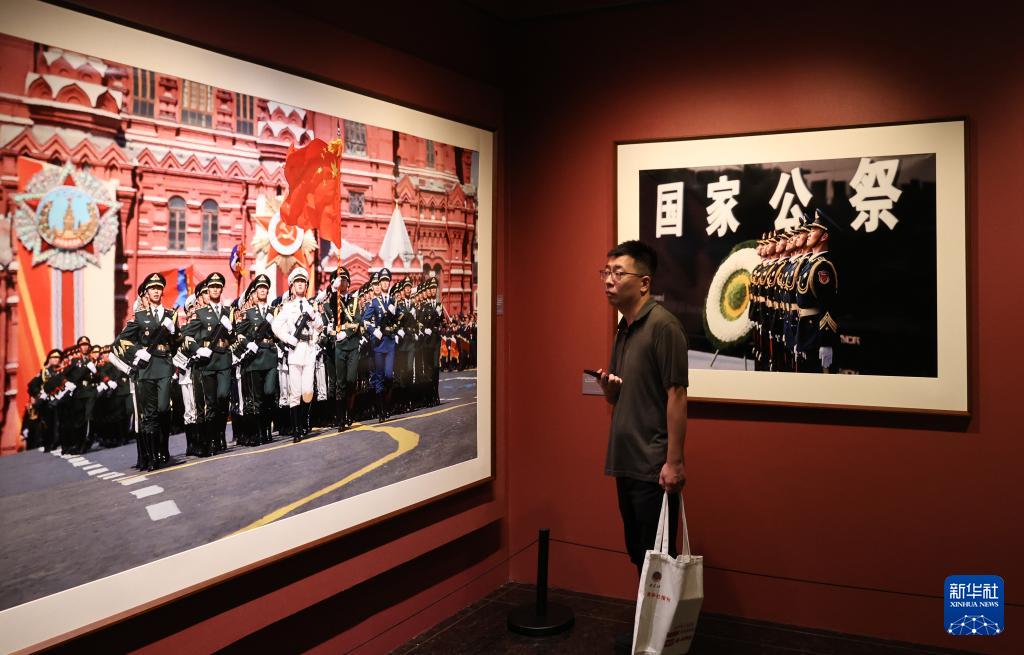堅(jiān)持走和平發(fā)展道路堅(jiān)持走和平發(fā)展道路，構(gòu)建美好未來(lái)的堅(jiān)定承諾
