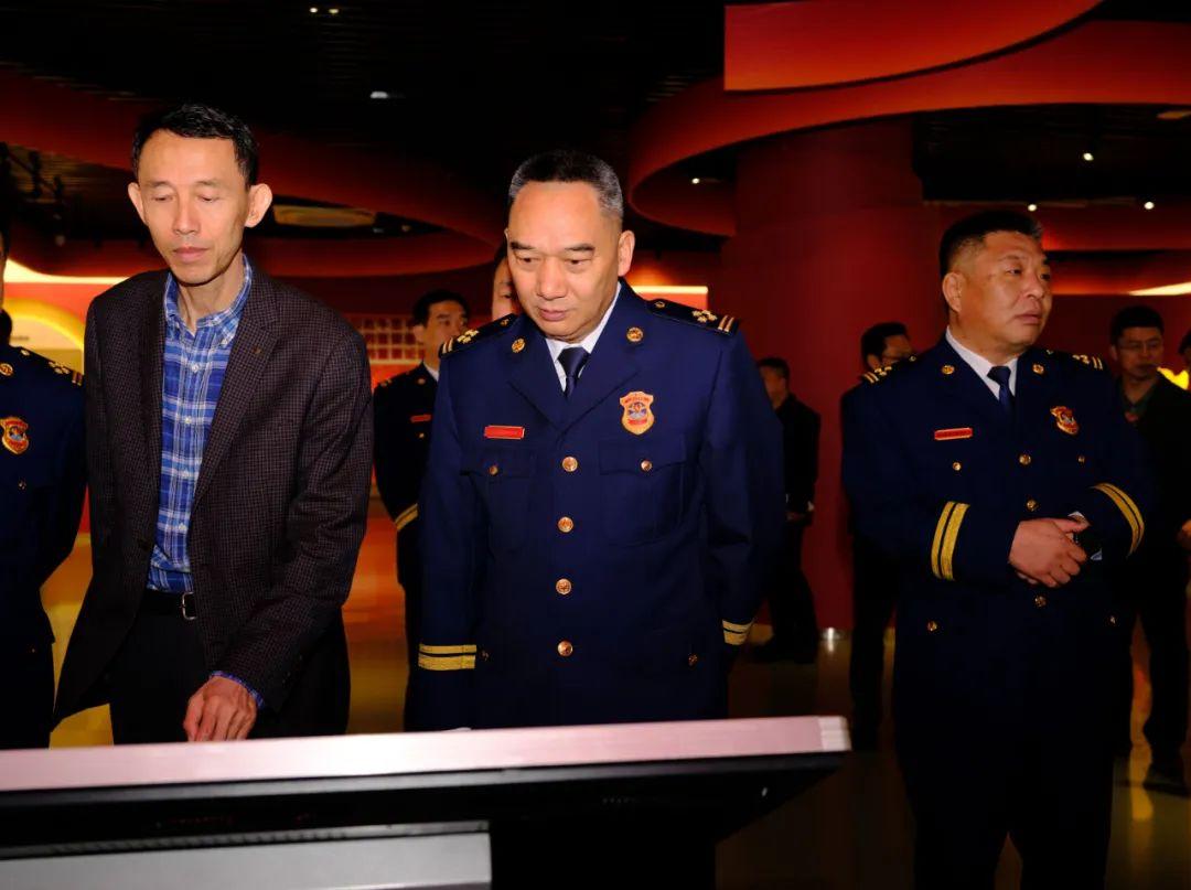 四川6名消防人員訓(xùn)練時(shí)落水 2人失蹤四川發(fā)生意外，六名消防人員在訓(xùn)練時(shí)落水，兩人失蹤，搜救進(jìn)行中
