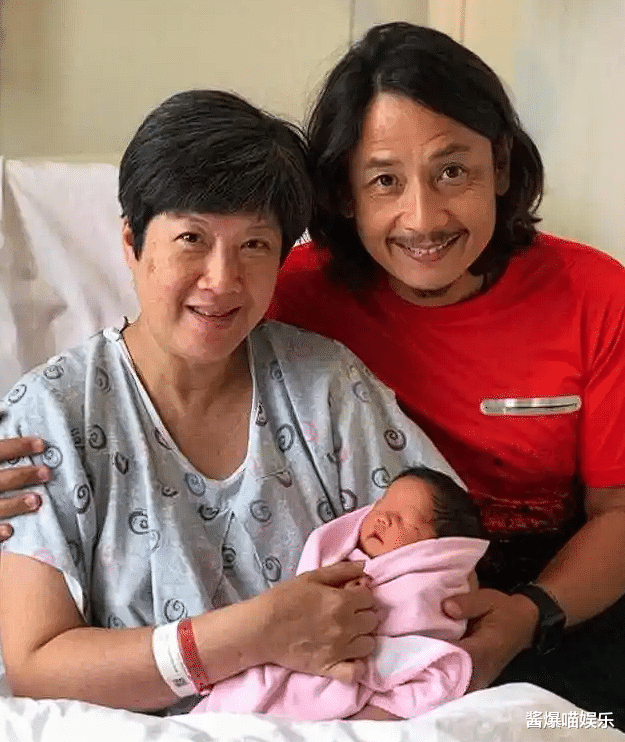 演員黃澤鋒報喜：58歲妻子誕下二胎關(guān)于演員黃澤鋒及其家庭喜訊的報道備受關(guān)注。據(jù)報道，黃澤鋒的58歲妻子成功誕下二胎，這一喜訊無疑給他們的家庭帶來了無比的喜悅和幸福。