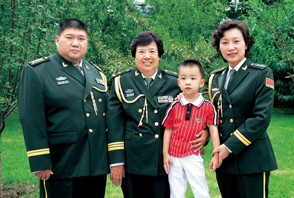 毛新宇一家參加九三閱兵毛新宇一家參加九三閱兵，展現(xiàn)軍魂與榮耀
