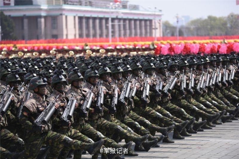 閱兵式的閱兵式是一種軍事儀式，通常在國家重大節(jié)日或者紀(jì)念日舉行，用來展示國家的軍事實力和軍事建設(shè)成果。閱兵式上會有軍人、武器裝備、飛機等展示，彰顯國家的軍威和民族精神。閱兵式一般分為地面閱兵式和空中閱兵式兩種形式。